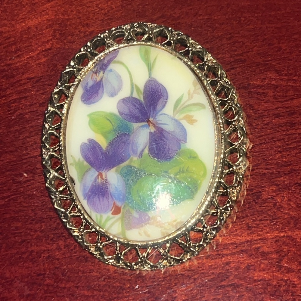 VINTAGE 1950 painted milk glass violet brooch goldtone  filagree setting